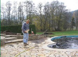 les abords d'une piscine